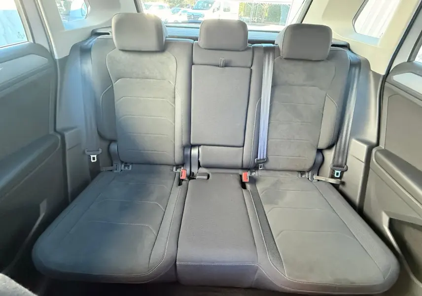 Banquette arrière en tissu noir du Volkswagen Tiguan 1.5 TSI 150CH LIFE DSG7, vue de face dans l'habitacle.