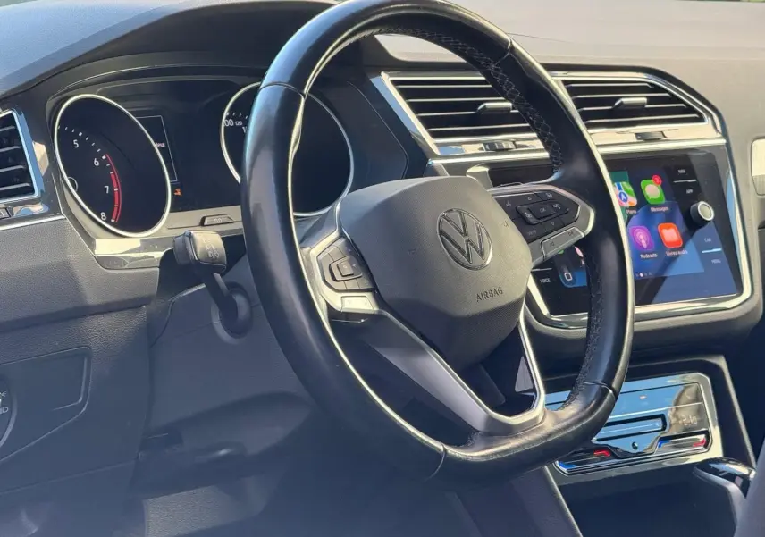 Vue rapprochée du volant cuir noir et du tableau de bord digital du Volkswagen Tiguan 1.5 TSI 150CH LIFE DSG7 2021.