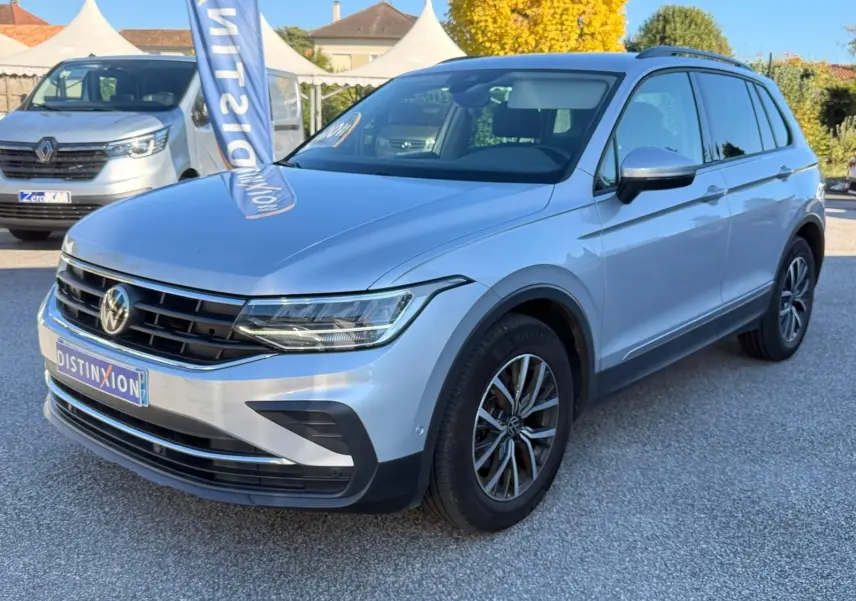 Volkswagen Tiguan 1.5 TSI 150ch Life en reflet argent, vue 3/4 avant droit avec jantes alliage et calandre noire.