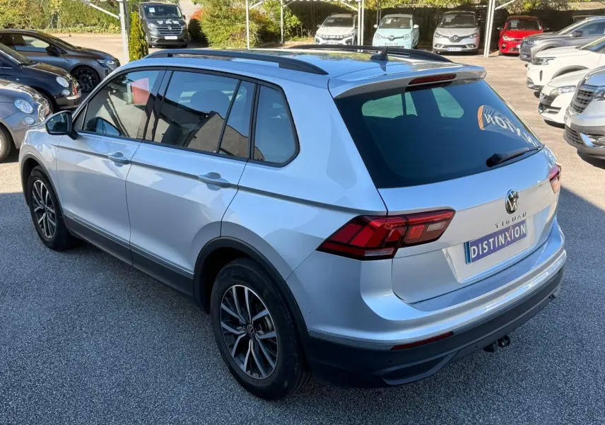 Volkswagen Tiguan 1.5 TSI 150ch Life argent reflet vu en 3/4 arrière droit sur parking extérieur.