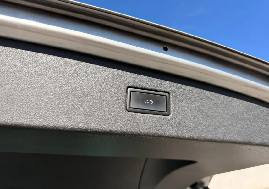 Bouton de fermeture électrique du hayon sur le bord intérieur du coffre d'un Volkswagen Tiguan reflet argent 2021.
