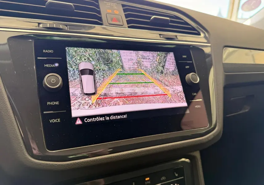 Écran tactile du tableau de bord du Volkswagen Tiguan 2021 affichant la caméra de recul avec guidage de trajectoire.