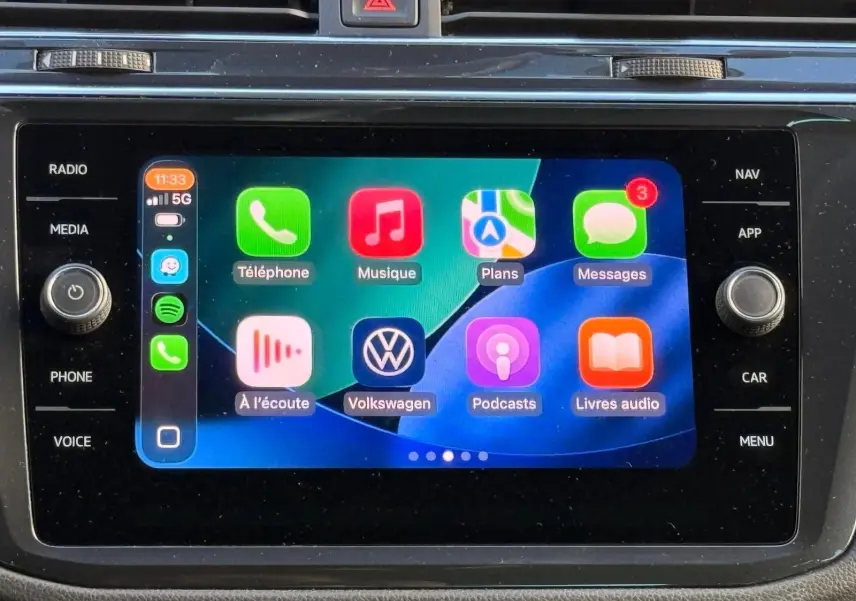 Écran tactile central du Volkswagen Tiguan 1.5 TSI 150ch Life 2021 affichant les applications connectées.