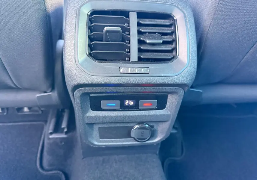 Gros plan sur la console arrière du Volkswagen Tiguan 1.5 TSI 150CH LIFE argent avec réglage climatisation et prise 12V.