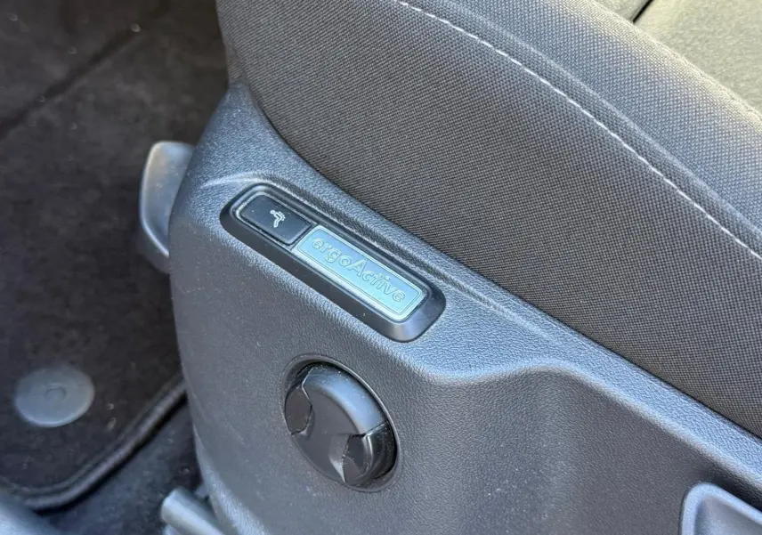 Gros plan sur la commande Ergo Active du siège avant noir du Volkswagen Tiguan 1.5 TSI 150CH LIFE DSG7 de 2021.