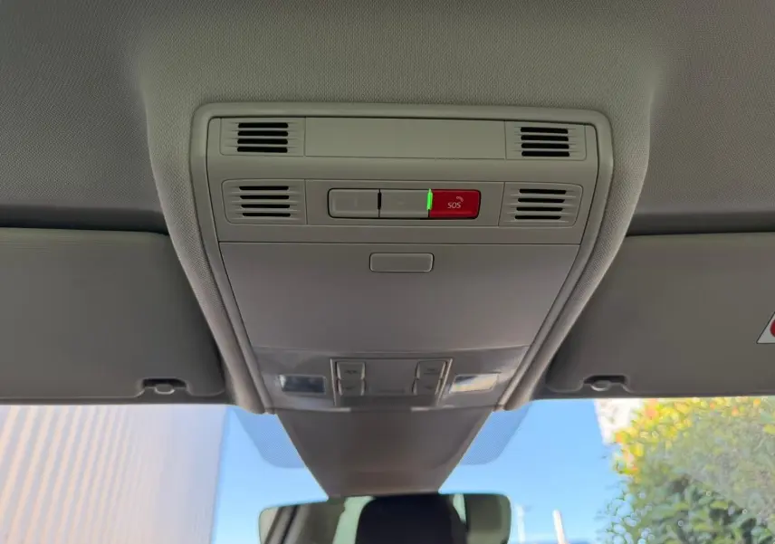 Vue intérieure du plafonnier avec bouton SOS et éclairage, dans un Volkswagen Tiguan 1.5 TSI 150CH Life 2021.