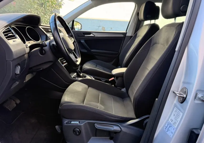 Intérieur côté conducteur du Volkswagen Tiguan 1.5 TSI 150CH Life 2021 avec sièges Ergo Active en tissu noir.