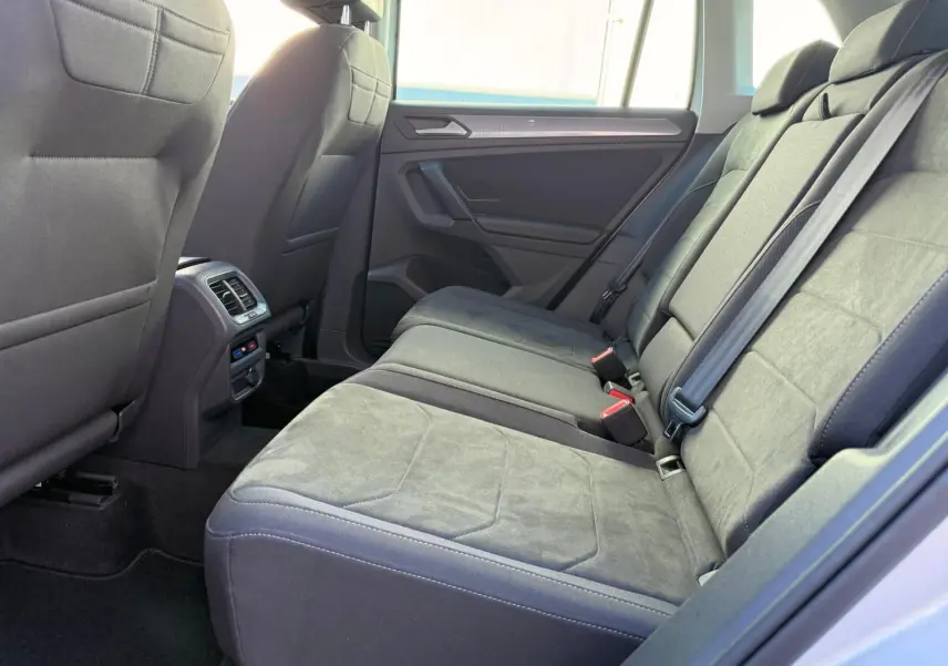 Vue latérale droite des sièges arrière gris foncé du Volkswagen Tiguan 1.5 TSI 150CH LIFE DSG7 2021 reflet argent.