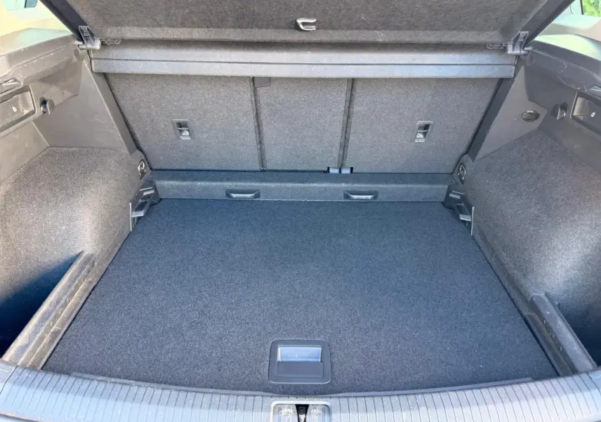 Coffre ouvert du Volkswagen Tiguan 1.5 TSI 150ch Life 2021, vue intérieure montrant un espace de chargement propre et spacieux.