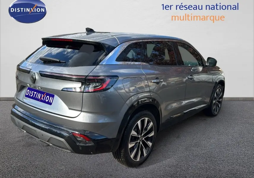 Renault Austral gris schiste vu en 3/4 arrière droit, soulignant ses feux LED et jantes alliage 19 pouces.