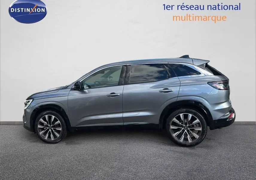 Profil côté gauche du Renault Austral gris schiste 2023 avec jantes alliage et lignes épurées.