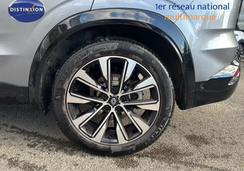 Gros plan sur la roue arrière droite gris schiste d'un Renault Austral 2023 avec jante alliage et logo Renault central.