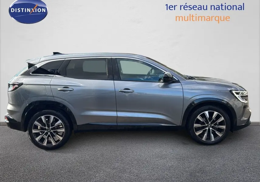 Profil droit d'un Renault Austral gris schiste 2023 avec jantes alliage et lignes fluides modernes.