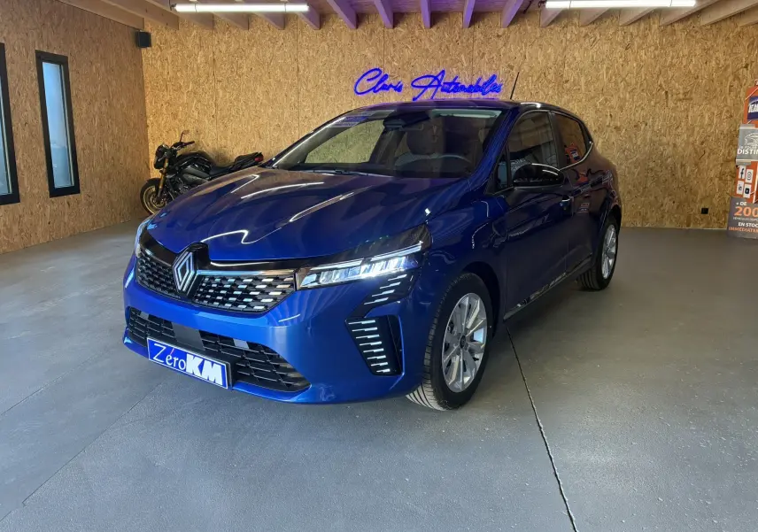 Renault Clio TCE 90ch X-Tronic Evolution bleu Iron vue 3/4 avant droit en intérieur avec éclairage LED distinctif