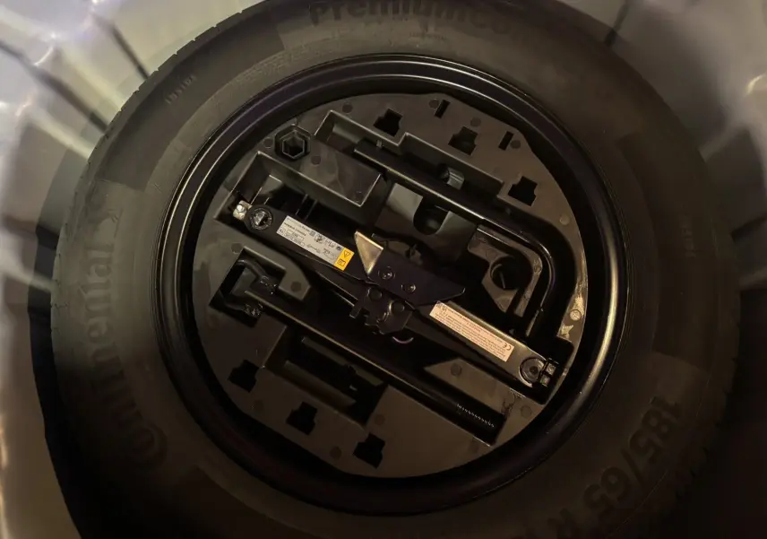 Roue de secours avec outillage intégré dans le coffre d'une Renault Clio TCE 90CH X-TRONIC Evolution 2024.