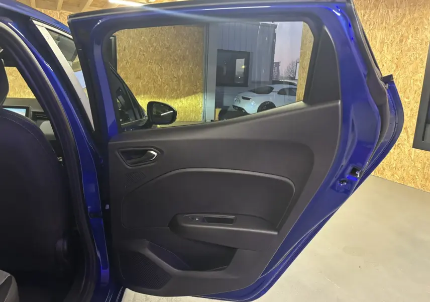 Porte arrière côté gauche ouverte d'une Renault Clio TCE 90CH X-TRONIC Evolution bleu Iron, intérieur tissu gris noir visible.