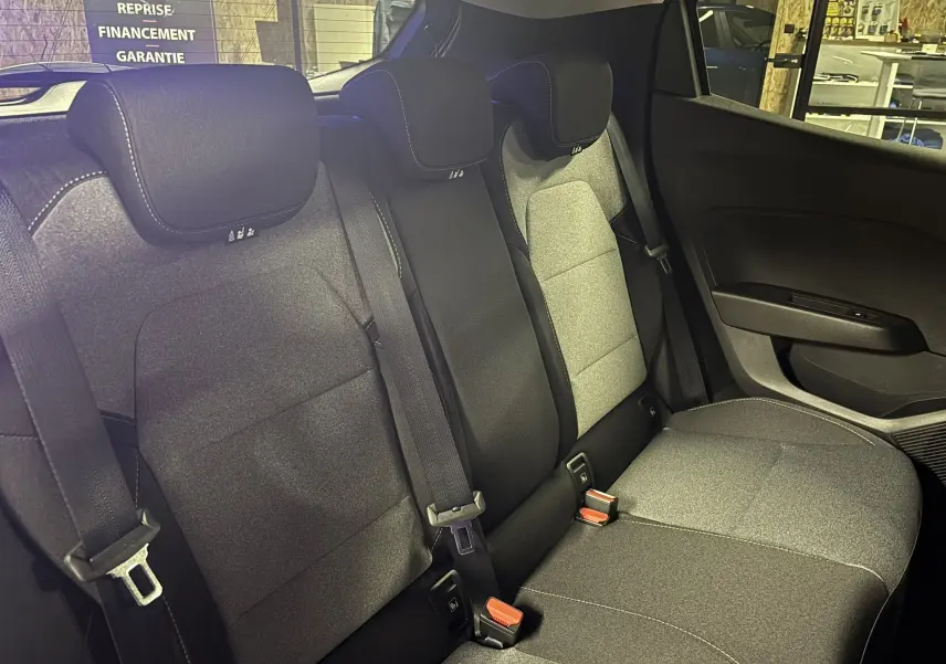 Vue intérieure des sièges arrière en tissu gris noir de la Renault Clio TCE 90CH X-TRONIC Evolution 2024.