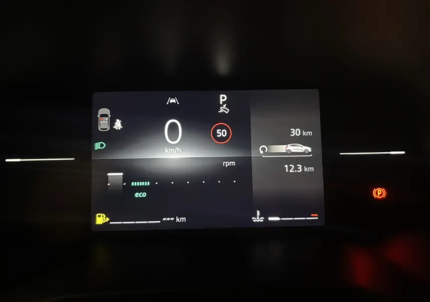 Affichage numérique du tableau de bord de la Renault Clio TCE 90CH X-TRONIC Evolution 2024, indiquant vitesse zéro et mode éco.