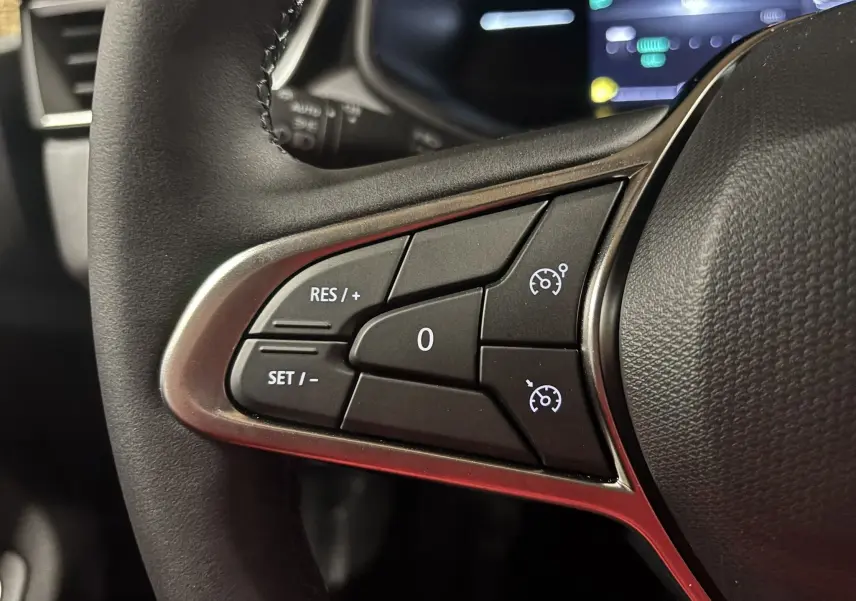 Gros plan sur les commandes du régulateur de vitesse au volant d'une Renault Clio TCE 90CH X-TRONIC Evolution 2024.