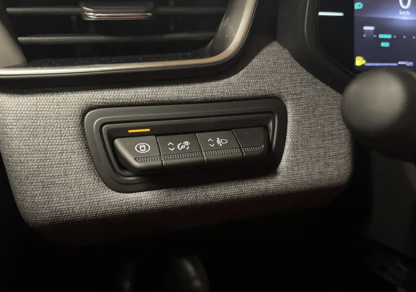 Gros plan sur les commandes d'éclairage et de réglage du tableau de bord du Renault Clio TCE 90CH X-TRONIC Evolution 2024.