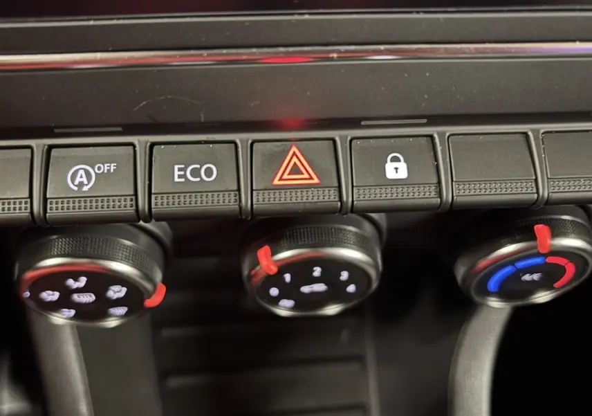 Tableau de bord de Renault Clio TCE 90CH 2024 montrant les boutons de contrôle dont ECO, alerte et verrouillage, avec commandes climatisation.