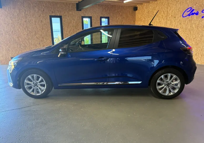 Profil côté gauche d'une Renault Clio 2024 bleu iron, compacte et élégante, avec jantes alliage et vitres teintées.