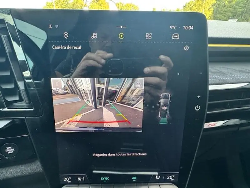 Écran tactile intérieur du Renault Espace Bleu Nocturne montrant la caméra de recul avec guidage dynamique.