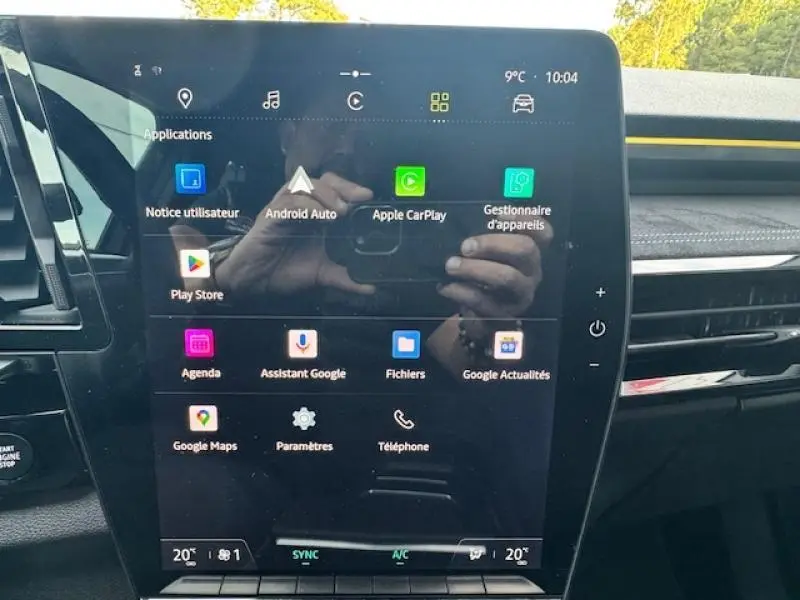 Écran tactile central du tableau de bord du Renault Espace 2023 en intérieur noir avec interface connectée visible