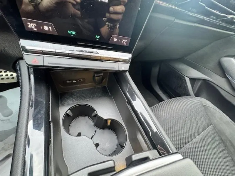 Vue intérieure centrée sur la console centrale et porte-gobelets du Renault Espace Bleu Nocturne 2023 esprit Alpine.