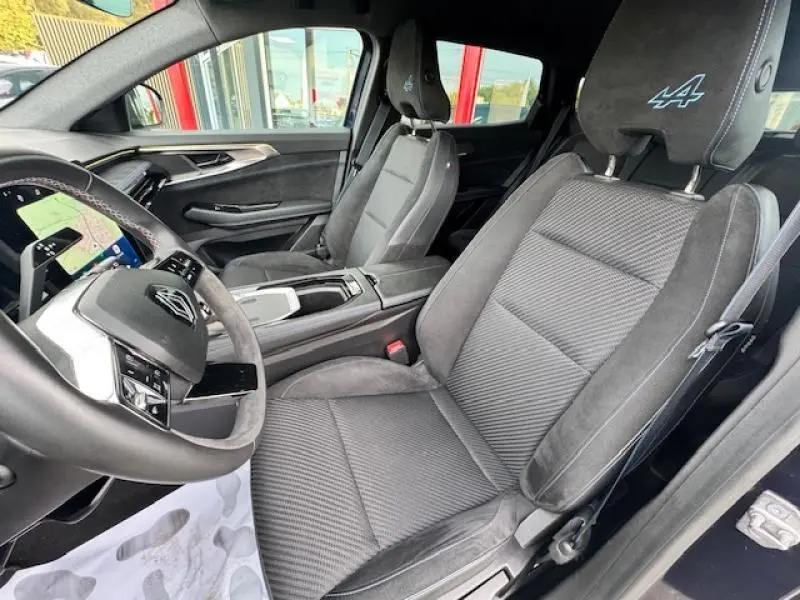 Vue intérieure côté conducteur du Renault Espace 2023 esprit Alpine avec sièges en tissu carbone et Alcantara bleu, logo 4 sur appui-tête