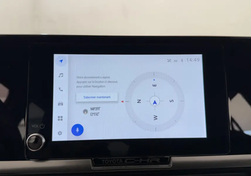Écran tactile central du Toyota C-HR 1.8 Hybride 2024 affichant une boussole et un message de navigation expirée.