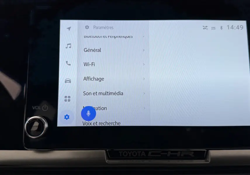 Écran tactile central du Toyota C-HR blanc 2024 affichant les paramètres multimédias en intérieur.