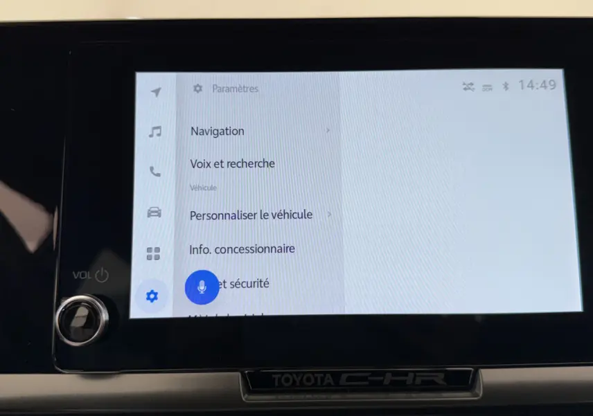 Vue intérieure de l'écran tactile central du Toyota C-HR 1.8 Hybride 140 Dynamic affichant le menu des paramètres.