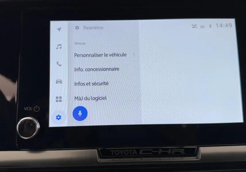 Écran tactile central du Toyota C-HR 1.8 Hybride blanc, affichant le menu paramètres du véhicule.