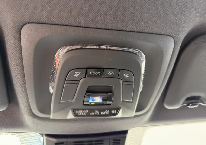 Plafonnier intérieur noir avec commandes d’éclairage et indicateur airbag passager d’un Toyota C-HR blanc.