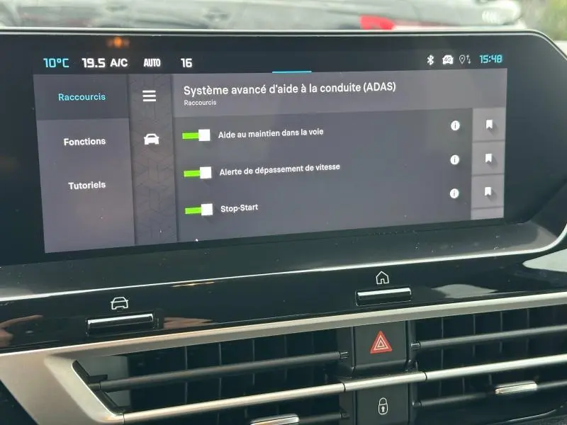 Écran tactile central du tableau de bord du Citroën C4 X 2025, affichant les aides à la conduite avancées.