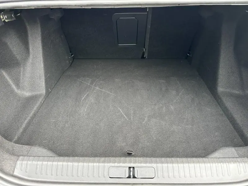 Coffre vu de face, intérieur spacieux et propre avec revêtement noir, Citroën C4 X 1.2 Hybride 2025 Gris Mercury.