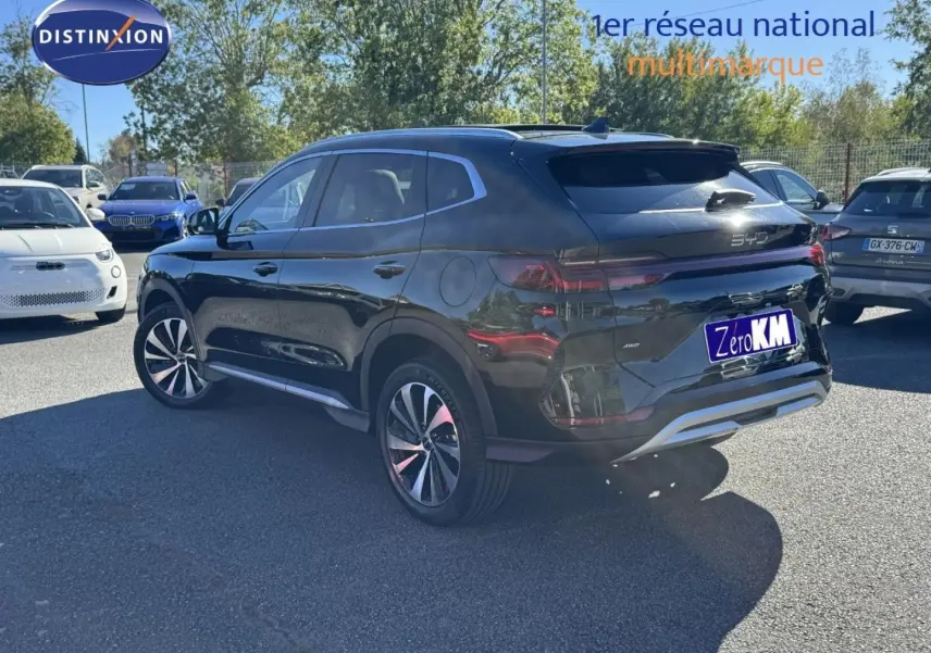 Vue 3/4 arrière droite du SUV BYD SEAL U hybride rechargeable en Obsidian Black métallisé, avec jantes alu et feux LED arrière.