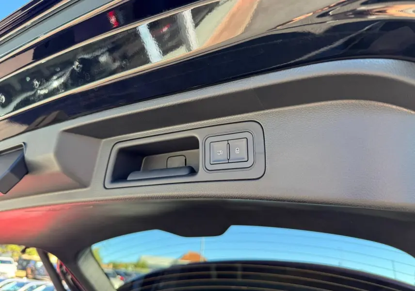 Gros plan sur la poignée intérieure du coffre d’un BYD SEAL U noir obsidian, avec boutons d’ouverture et verrouillage.