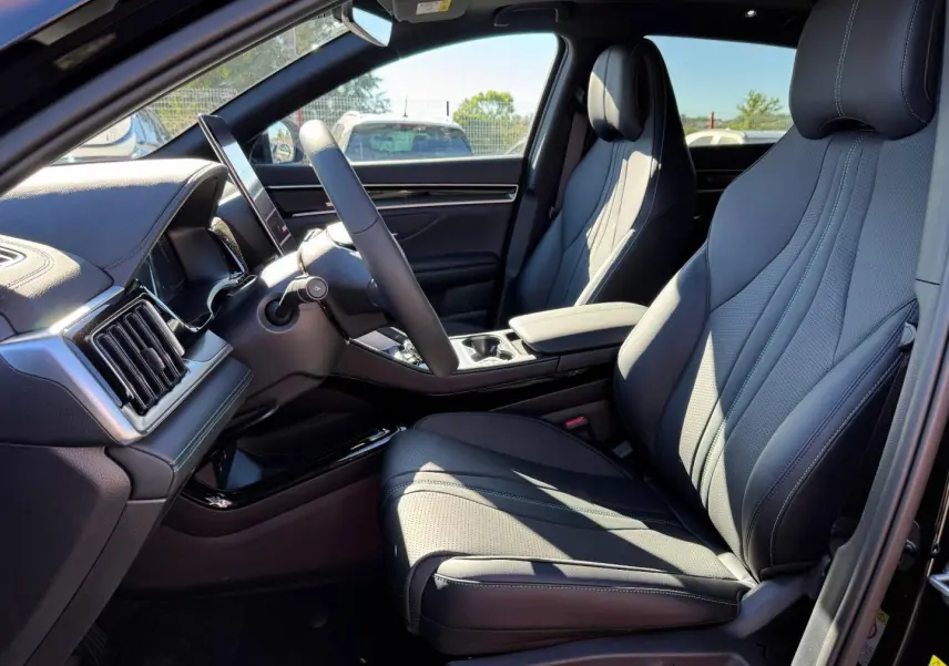 Intérieur avant droit du BYD SEAL U 2026 en Obsidian Black, sièges cuir noirs et tableau de bord moderne.