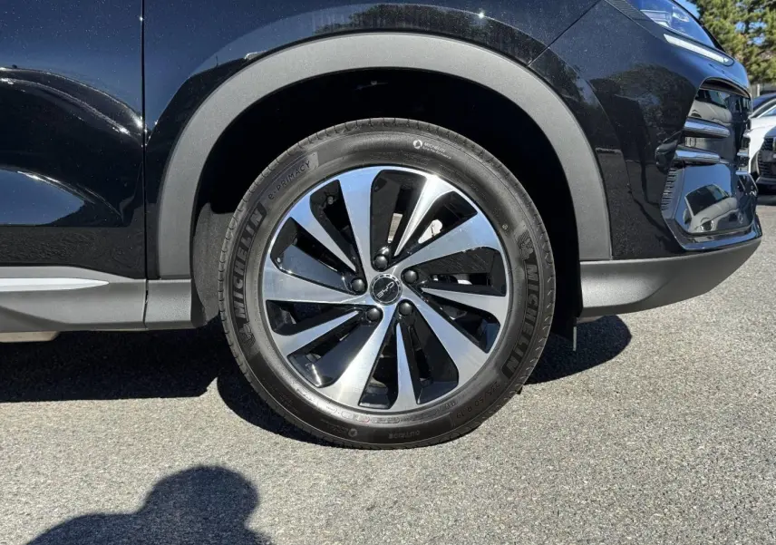 Gros plan sur la roue avant droite avec jante alu bicolore du BYD SEAL U Obsidian Black métallisé.