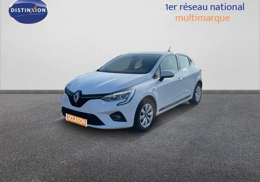 Renault Clio Société blanc glacier vue 3/4 avant droit sur fond neutre avec plaque occasion orange.