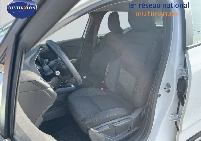 Intérieur côté conducteur d'une Renault Clio Société blanc glacier, sièges tissu gris noir et volant multifonction visible.