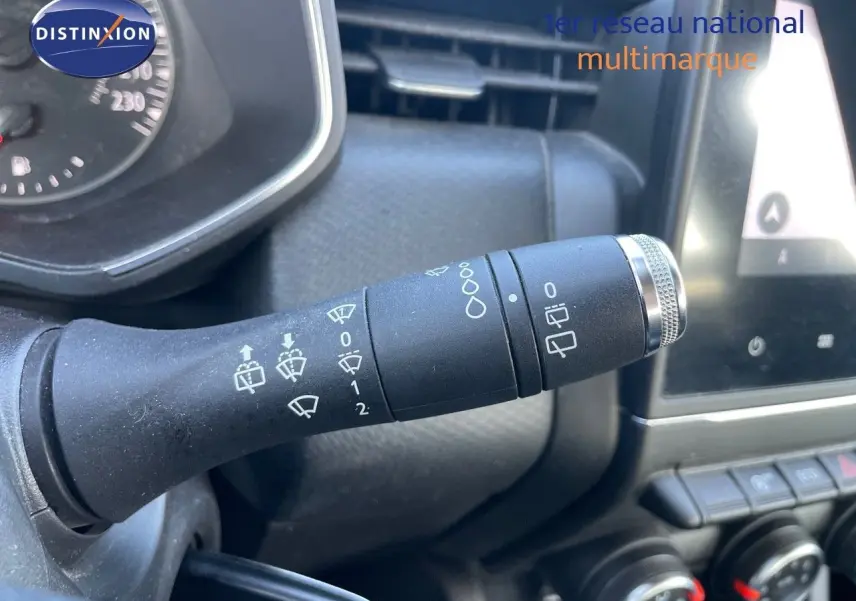 Gros plan sur la commande d’essuie-glace dans l’habitacle d’une Renault Clio Société blanc glacier de 2020.