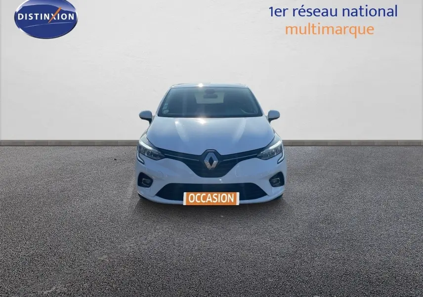 Renault Clio Société blanc glacier vue de face, avec calandre noire et phares LED allumés sur fond neutre.
