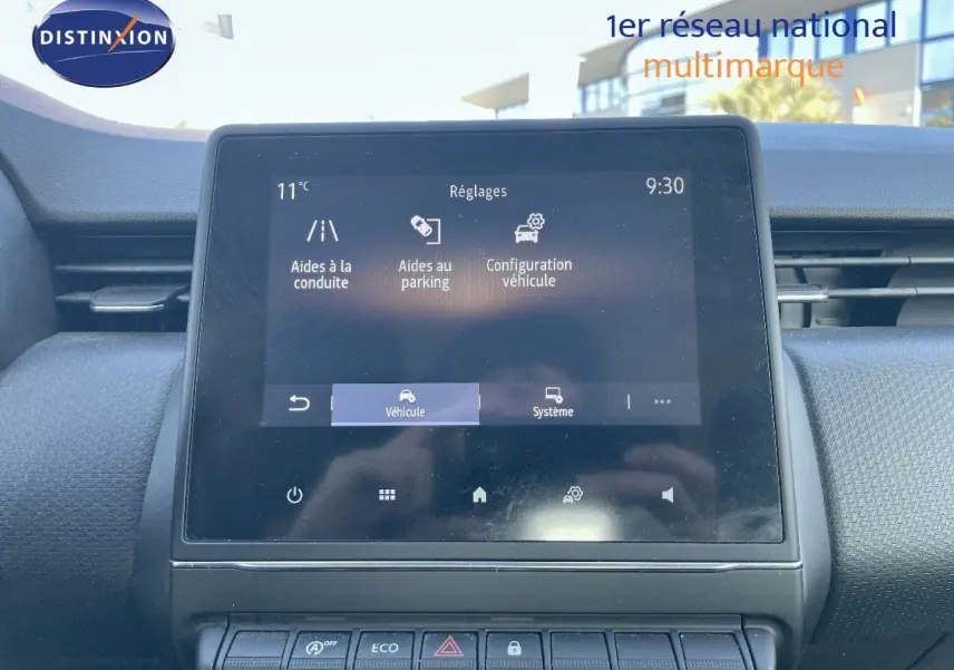 Écran tactile central de la Renault Clio Société blanc glacier, affichant les réglages d'aides à la conduite et parking.