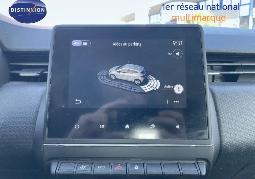 Écran tactile intérieur de Renault Clio Société blanc glacier 2020 montrant l'aide au parking arrière.
