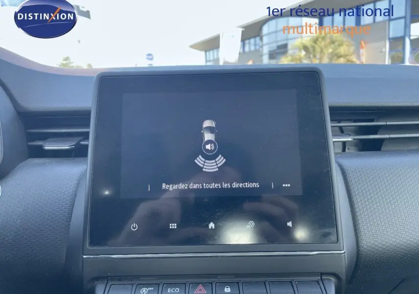 Écran tactile central allumé dans l'habitacle d'une Renault Clio Société 2020, vue frontale intérieure.