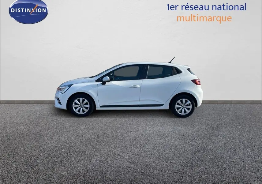 Profil côté gauche d'une Renault Clio Société blanche glacier 2020, compacte et moderne, sur fond neutre.