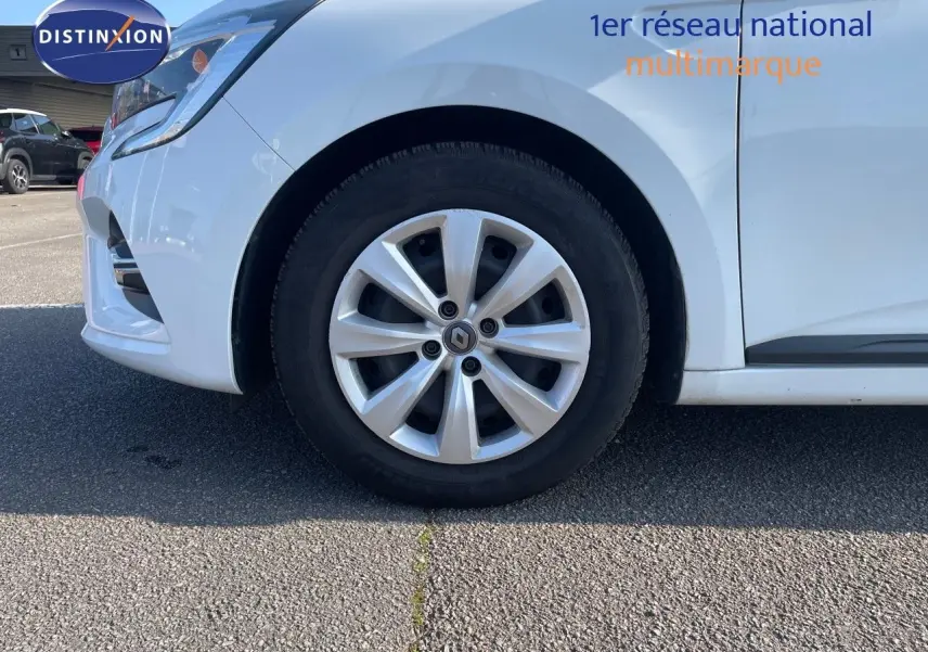 Gros plan sur la roue avant gauche blanche glacée d'une Renault Clio Société V 1.5 dCi 85ch avec jante alu.